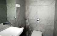 Toilet Kamar 2 Hotel Silver Ace