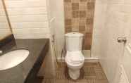 Toilet Kamar 6 Hotel Asok Inn