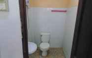 Toilet Kamar 7 Saynambak Riverside Guest House