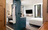 Kamar Tidur 7 The Gantry London, Curio Collection by Hilton