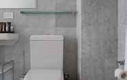 Toilet Kamar 2 Stylish Room - Enjoy City Views on Rooftop Terrace