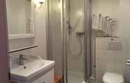In-room Bathroom 3 Taunusblick Ferienwohnung und Apartment