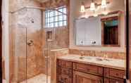 In-room Bathroom 4 Rustic Timber Lodge