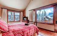 Phòng ngủ 6 Rustic Timber Lodge
