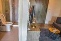 Toilet Kamar Apartment 450m from BTS with Sky Pool - bkbloft7