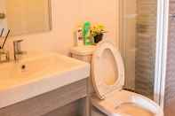 Toilet Kamar Apartment 450m from BTS with Sky Pool - bkbloft8