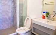 Toilet Kamar 4 Apartment 450m from BTS with Sky Pool - bkbloft9