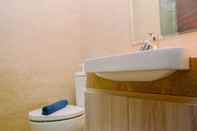 Toilet Kamar Relaxing Studio Apartment at Menteng Park