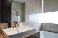 Toilet Kamar Cozy with Private Lift 2BR at Menteng Park Apartment