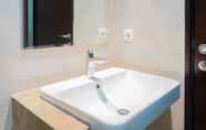 Toilet Kamar 6 Minimalist and Homey Studio Menteng Park Apartment