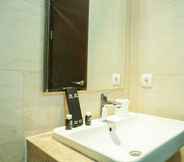 Toilet Kamar 3 Tranquil and Well Appointed Studio Apartment at Menteng Park