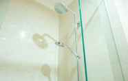 Toilet Kamar 4 Tranquil and Well Appointed Studio Apartment at Menteng Park