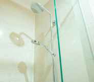 Toilet Kamar 4 Tranquil and Well Appointed Studio Apartment at Menteng Park