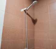 Toilet Kamar 6 Minimalist and Relaxing 1BR Apartment at Puri Orchard