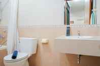 Toilet Kamar Elegant and Homey 2BR Hampton's Park Apartment