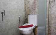 In-room Bathroom 4 Strategic 2BR @ Galeri Ciumbuleuit 1 Apartment