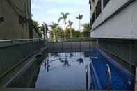 Swimming Pool Strategic Studio Apartment at Beverly Dago with Mountain View