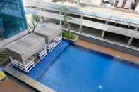 สระว่ายน้ำ Tranquil and Cozy 1BR at Roseville Apartment