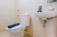 Toilet Kamar Homey 2BR at Serpong Greenview Apartment