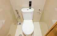 Toilet Kamar 7 Elegant Studio Apartment at Tree Park City