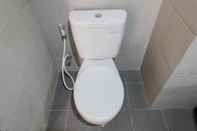 Toilet Kamar Comfy and Tranquil Studio Room Bintaro Icon Apartment