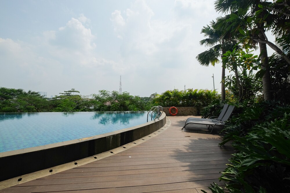 Swimming Pool Fully Furnished Studio Apartment at Mustika Golf Residence