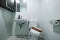 In-room Bathroom Modern 1BR Tamansari Semanggi Apartment