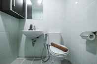 ห้องน้ำภายในห้อง Modern 1BR Tamansari Semanggi Apartment