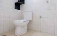 Toilet Kamar 3 Cozy and Elegant Studio Bintaro Park View Apartment