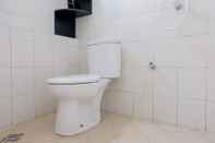 Toilet Kamar Cozy and Elegant Studio Bintaro Park View Apartment