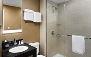 ห้องน้ำภายในห้อง 3 Fairfield Inn & Suites by Marriott New York ManhattanChelsea