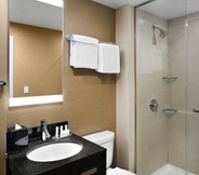 ห้องน้ำภายในห้อง 3 Fairfield Inn & Suites by Marriott New York ManhattanChelsea