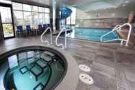 Swimming Pool TownePlace Suites by Marriott Sudbury