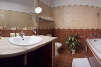 In-room Bathroom Savoy