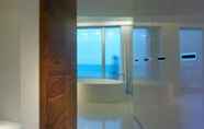 In-room Bathroom 7 i-Suite Hotel