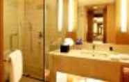Phòng tắm bên trong 3 Ramada by Wyndham Beijing Airport