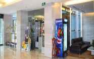 Lobi 2 Ramada by Wyndham Beijing Airport