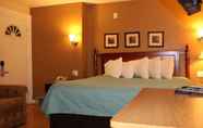 Bedroom 6 Midtown Motel & Suites