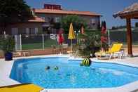 Swimming Pool Hotel Des Grands Vins