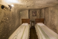 Kamar Tidur Divan Cave House