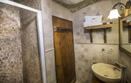 Toilet Kamar 2 Divan Cave House