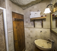 In-room Bathroom 2 Divan Cave House