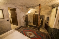 Lobi Divan Cave House