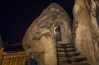 Exterior Divan Cave House