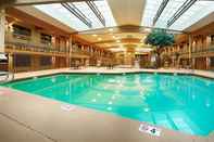Swimming Pool Best Western Plus Raton Hotel