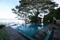 Kolam Renang Randholee Resort & Spa