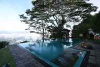 Swimming Pool Randholee Resort & Spa