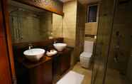 Toilet Kamar 5 Randholee Resort & Spa