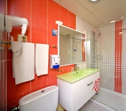 In-room Bathroom 7 Hotel Sant Pere II