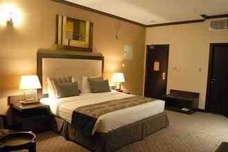 Bedroom 4 London Crown Hotel